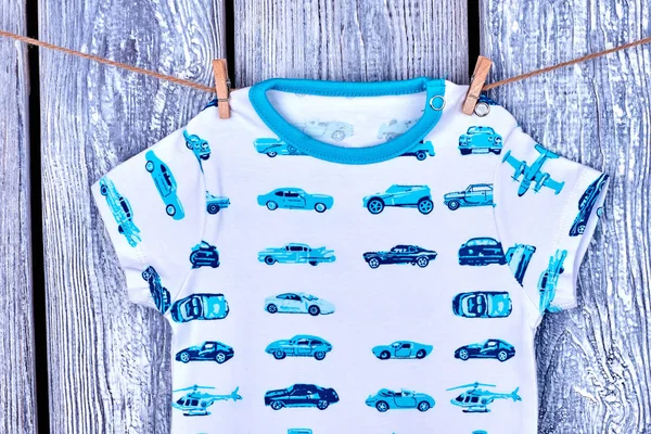 Baby boy t-shirt wiszące na lina. — Zdjęcie stockowe