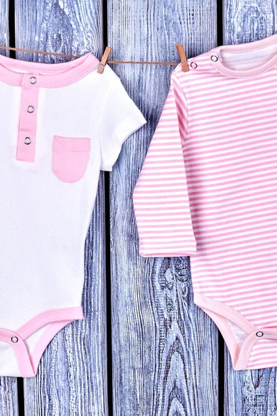 Bebés ropa pura colgando de la cuerda . — Foto de Stock
