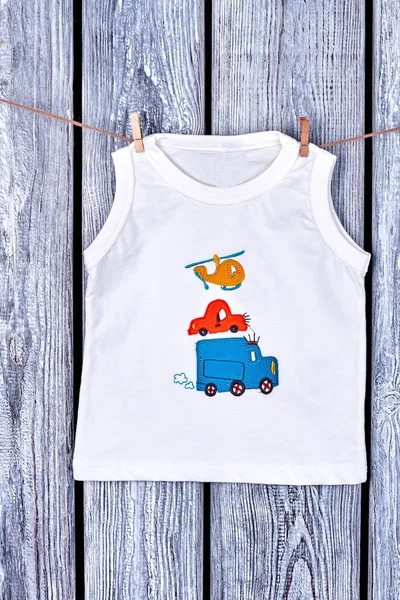 Çocuk t-shirt asılı ip üzerinde bebeğim.