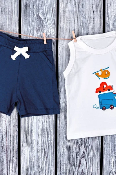 İpte asılı bebek çocuk giyim.