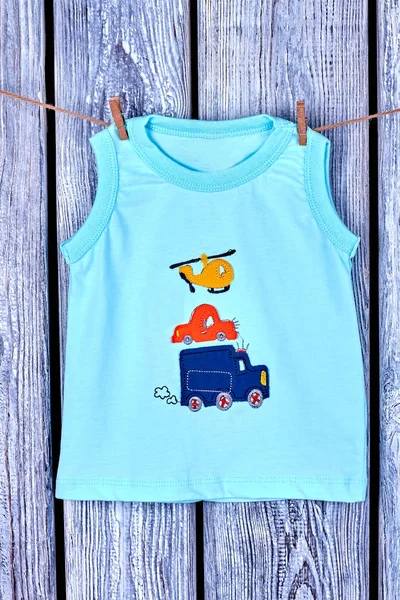 Erkek bebek ipte asılı t-shirt baskılı.