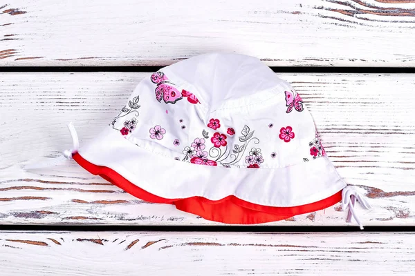 Kız bebek beyaz yazdırılan yaz şapka.