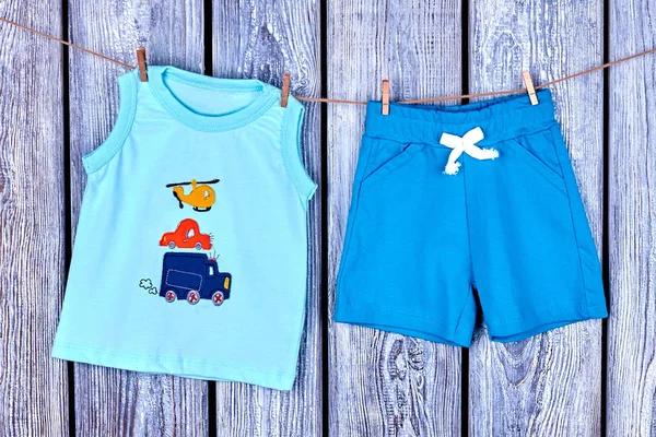 İpte asılı bebek çocuk giyimi.