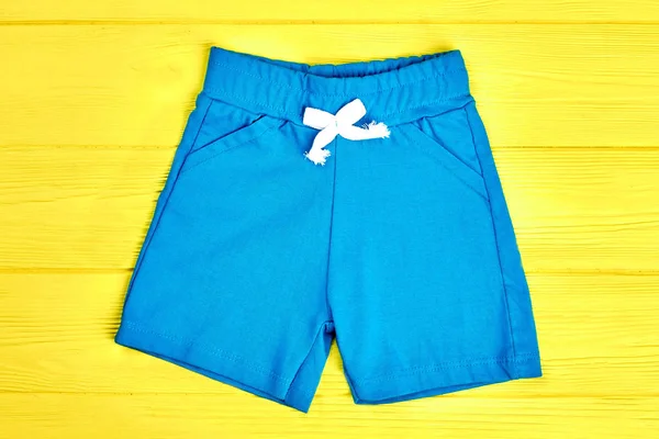 Barn ljus blå shorts. — Stockfoto