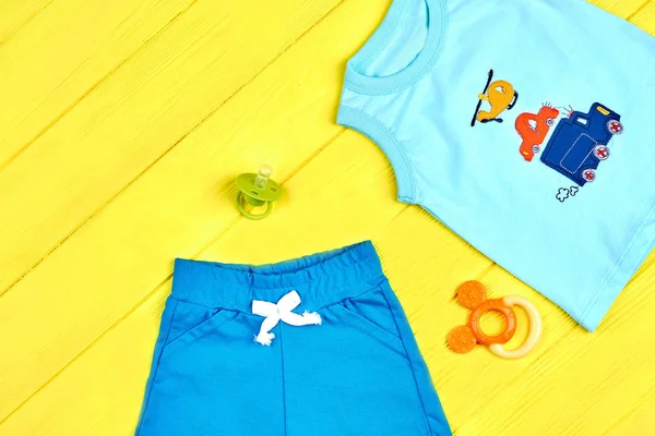 Bebek çocuk yeni yazlık giysiler.