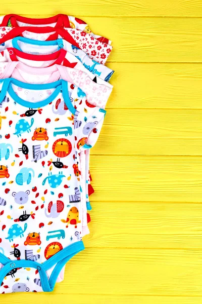 Bebekler yumuşak tulumlardan kümesi.