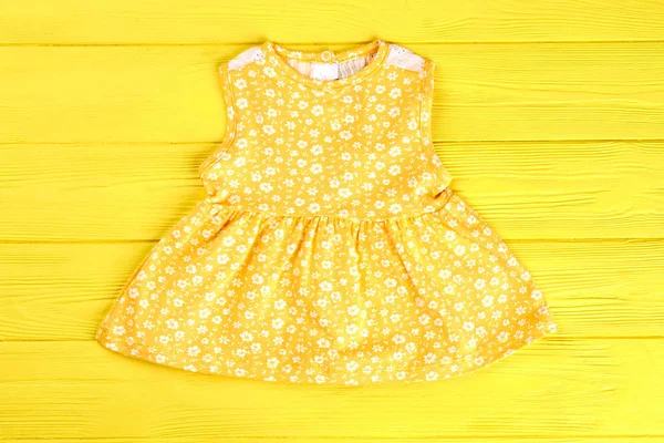 Bebé-niña lindo vestido amarillo . —  Fotos de Stock