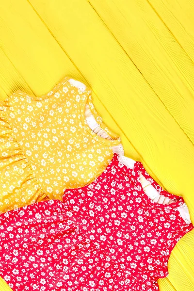 Bebé-niña sin mangas vestidos de verano . — Foto de Stock