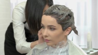 Boyalı saç alma kadın.