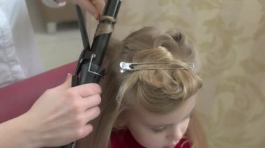 Kıvırma maşaları kullanarak eller.