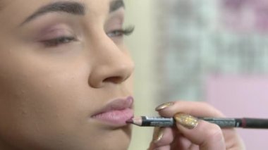 Dudak kalemi kullanarak eller.