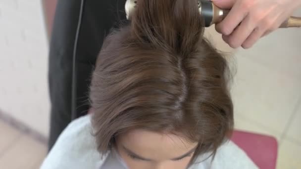 Στυλίστας στέγνωμα μαλλιών, κοντινό πλάνο. — Αρχείο Βίντεο