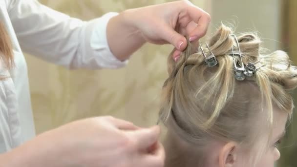 Penteado de closeup criança . — Vídeo de Stock