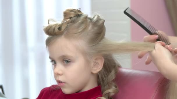 Ruce, kartáčování vlasů, malá holčička. — Stock video