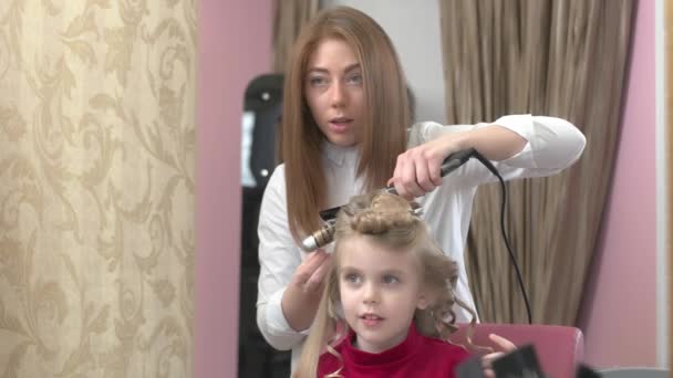 Hairdresser and smiling little girl. — Stock Video