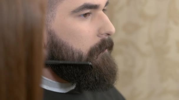 Recorte de barba de cerca . — Vídeos de Stock