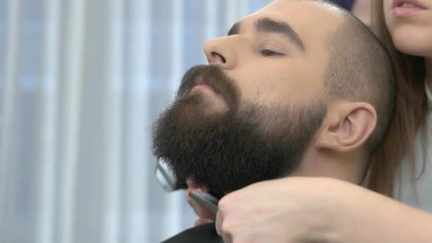 Уход за бородой . — стоковое видео