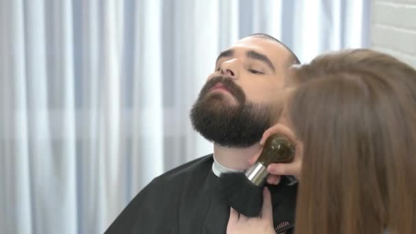 Barber using neck brush. — Stock Video