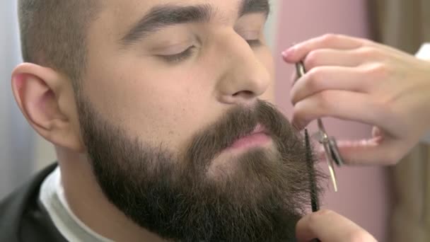 Barber trimming beard, close up. — Stock Video