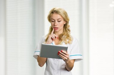 Düşünme hemşire dijital tablet kullanma.