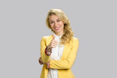 Güzel gülümseyen kadın el Tamam.