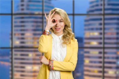 Gökdelen arka plan akşam üzerinde güzel kadın.