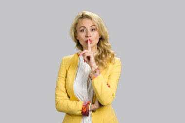 Güzel kız yapma sessizlik jest.