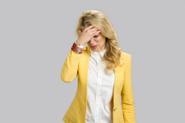 Baş ağrısı olan yorgun sarışın kadın.