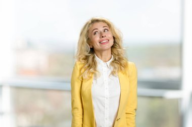 Yukarı doğru seyir neşeli genç bayan.