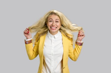 Mutlu genç kadın, gri arka plan.