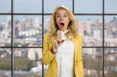 Bir fikir olan etkileyici genç kadın.