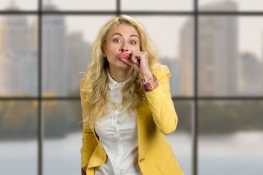 Genç kadın komik dudaklar yapma.