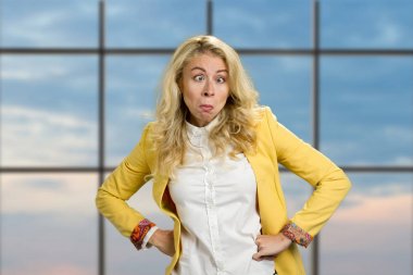 Güzel ve genç birbayan sürpriz yüz buruşturma yapma.