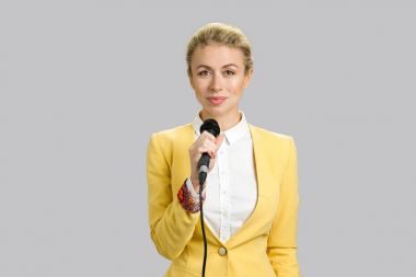 Mikrofon ile formal giyim genç kadın.