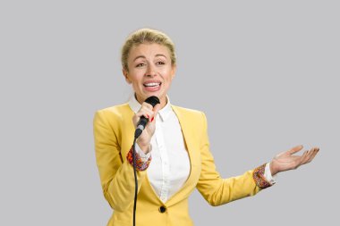 İş kadını mikrofon ile el hareketi.