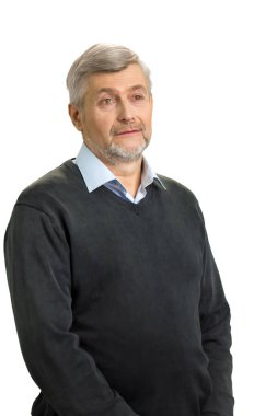 Olgun adam uzakta beyaz üzerinde seyir.