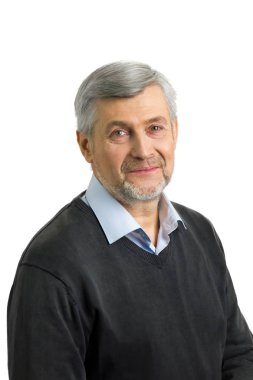 Beyaz arka planda samimi gözlü olgun adam.