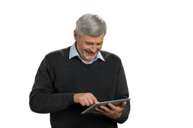 Gülümseyen adam bilgisayar tablet vasıl arıyorsunuz.