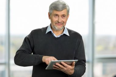 Olgun adam bilgisayar tablet holding.