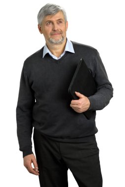 Ciddi olgun adam tutarak klasörü.