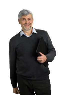 Klasör tutan gülümseyen olgun adam.