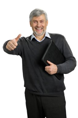 Neşeli olgun adam başparmak kaldırdı.