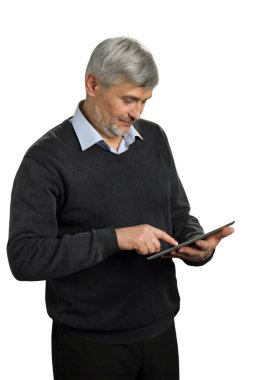 Bilgisayar tablet üzerinde çalışan gri saçlı adam.