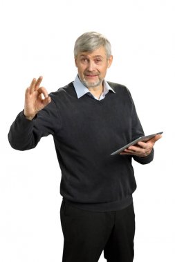 Ok işaret gösteren yakışıklı olgun adam.