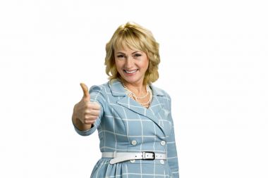 Olgun Bayan yükseltilmiş başparmak yukarı gülümseyen.