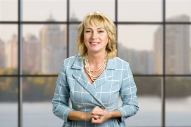 Olgun zarif Bayan gülümseyen.