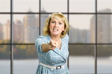 İleriye dönük kızgın Olgun kadın.