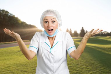 Mutlu kadın doktor ile silah kadar el hareketi.