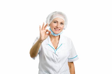 Kadın cerrah el Tamam gülümseyen.