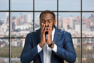 Genç afro Amerikan tam güvensizlik içinde.